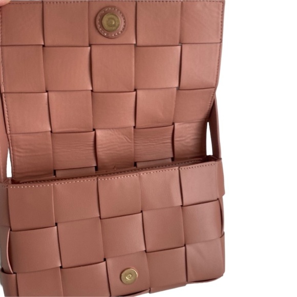 NEW WOVEN MAUVE CROSSBODY PURSE SNAP ENCLOSURE INSIDE ZIPPER ADJUSTABLE STRAP - Picture 3 of 9